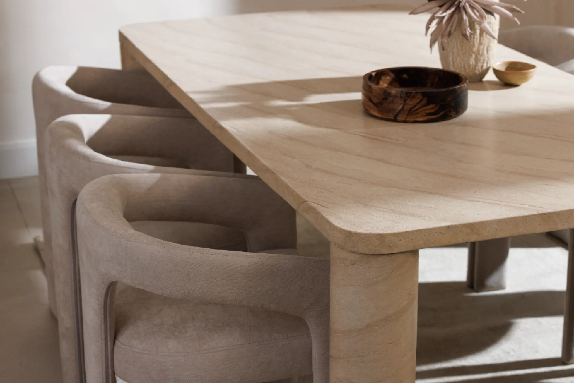 Table à manger en pierre forme organique 150 cm IDAHO