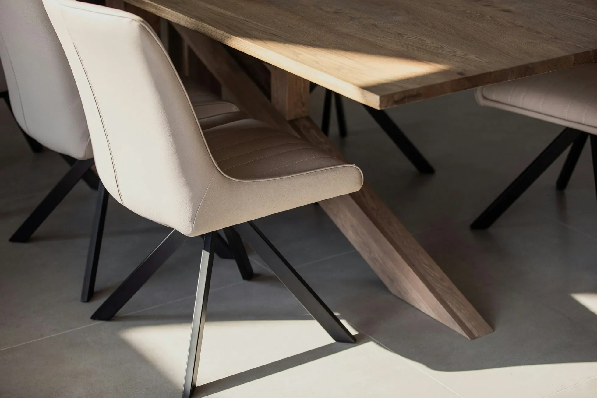 Table à manger moderne piètement oblique chêne massif 200 cm HUDSON