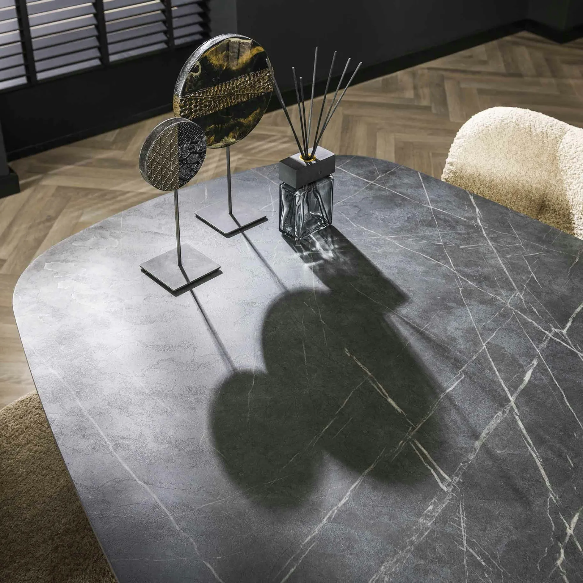 Table à manger organique effet marbre 180 cm RALF