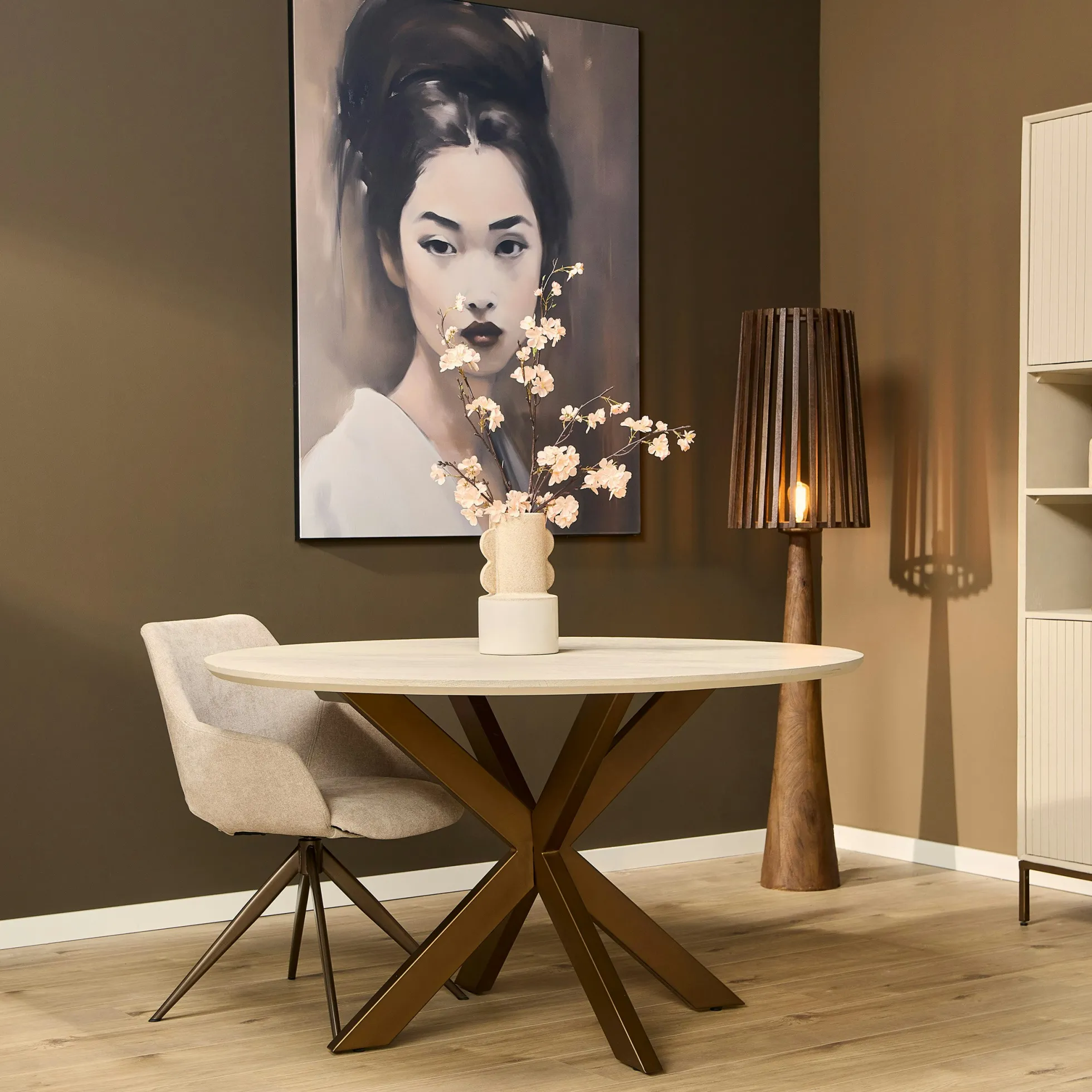 Table à manger ronde bois sable pied bronze Ø150 cm CORTINA