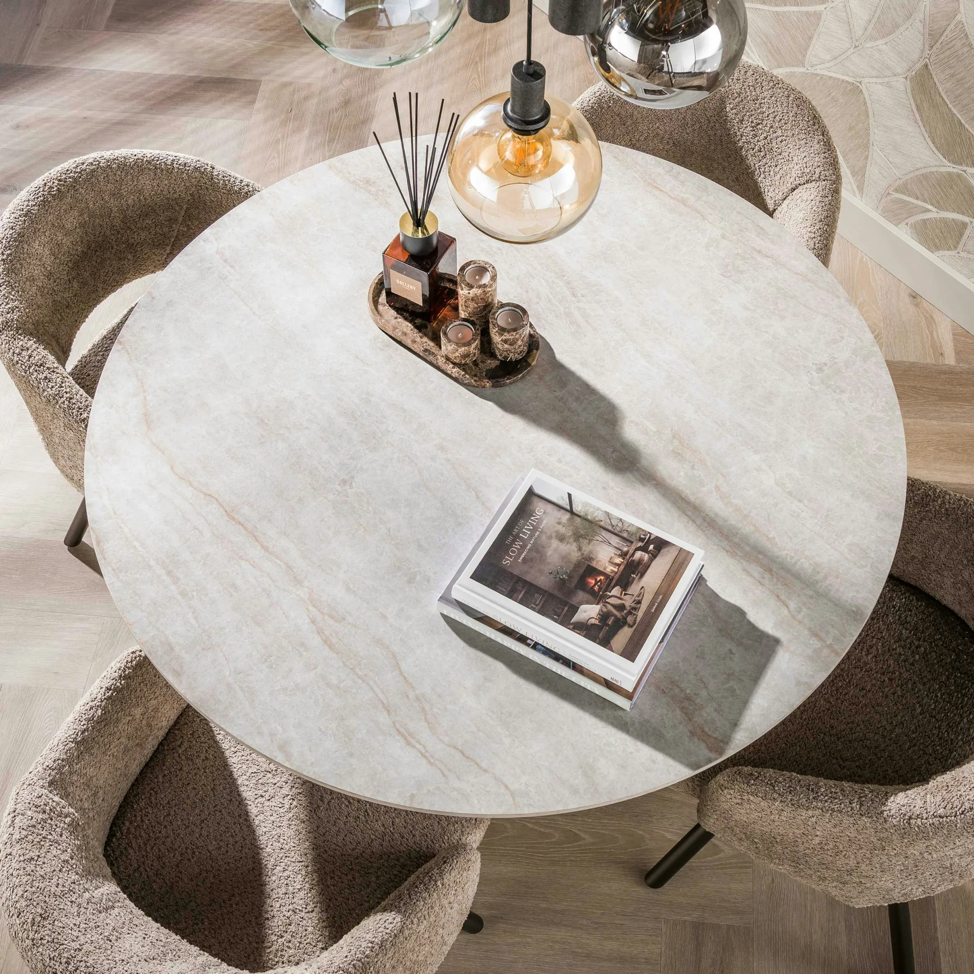 Table à manger ronde vintage en céramique marbrée Ø120 cm MAHAL