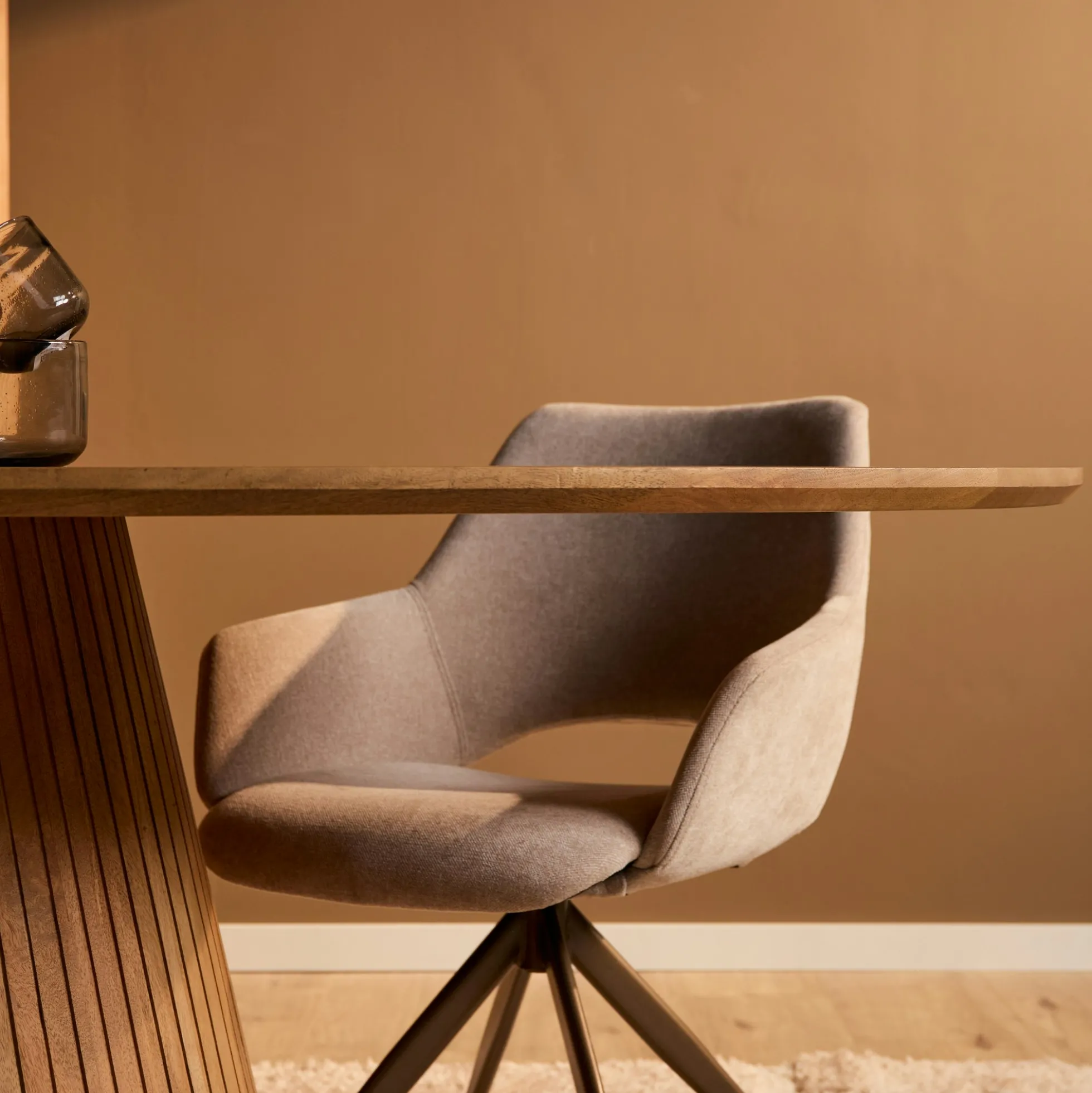 Table ovale bois à pied rainuré 240 cm CALERO