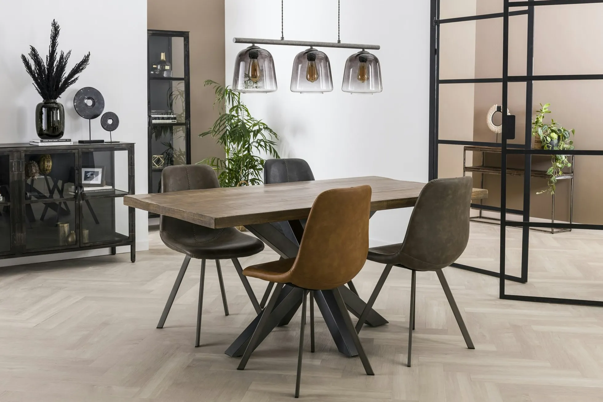 Table pied central bois de manguier 165 cm LUCKNOW
