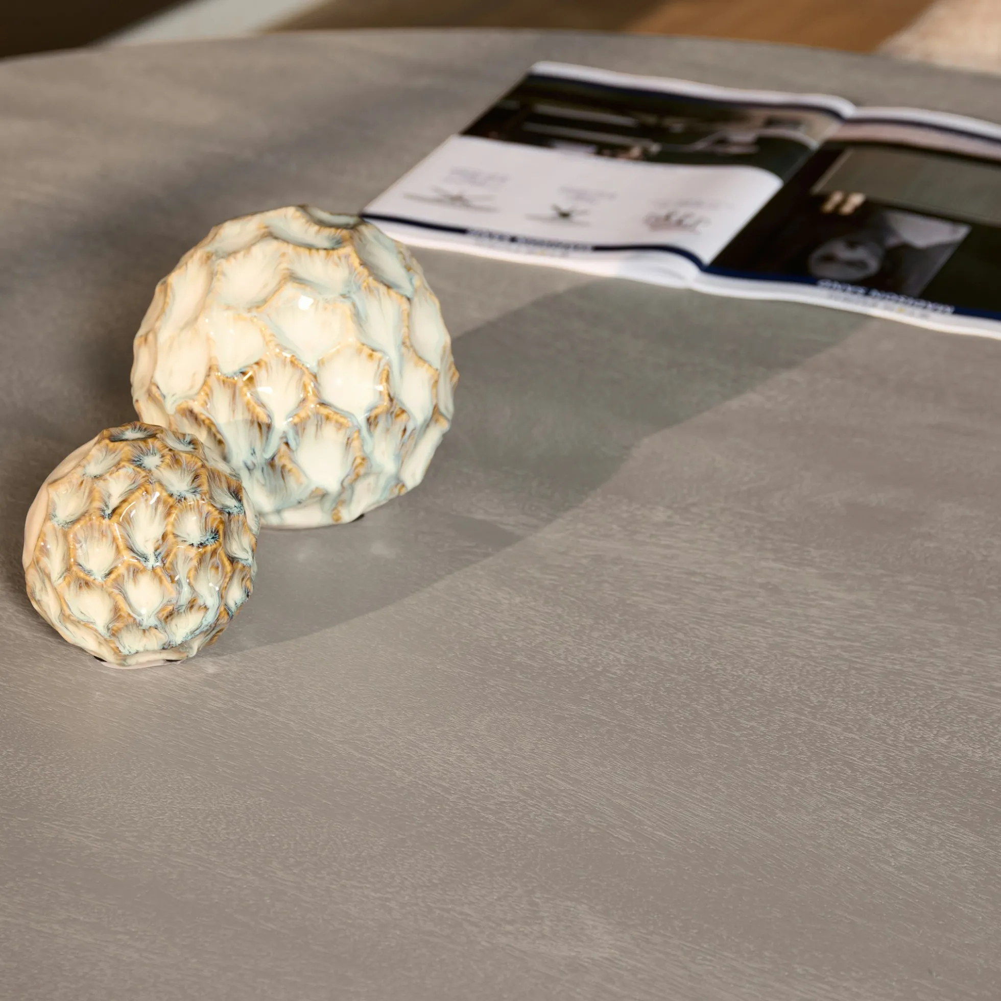 Table ronde bois gris à pied rainuré Ø130 cm CALERO