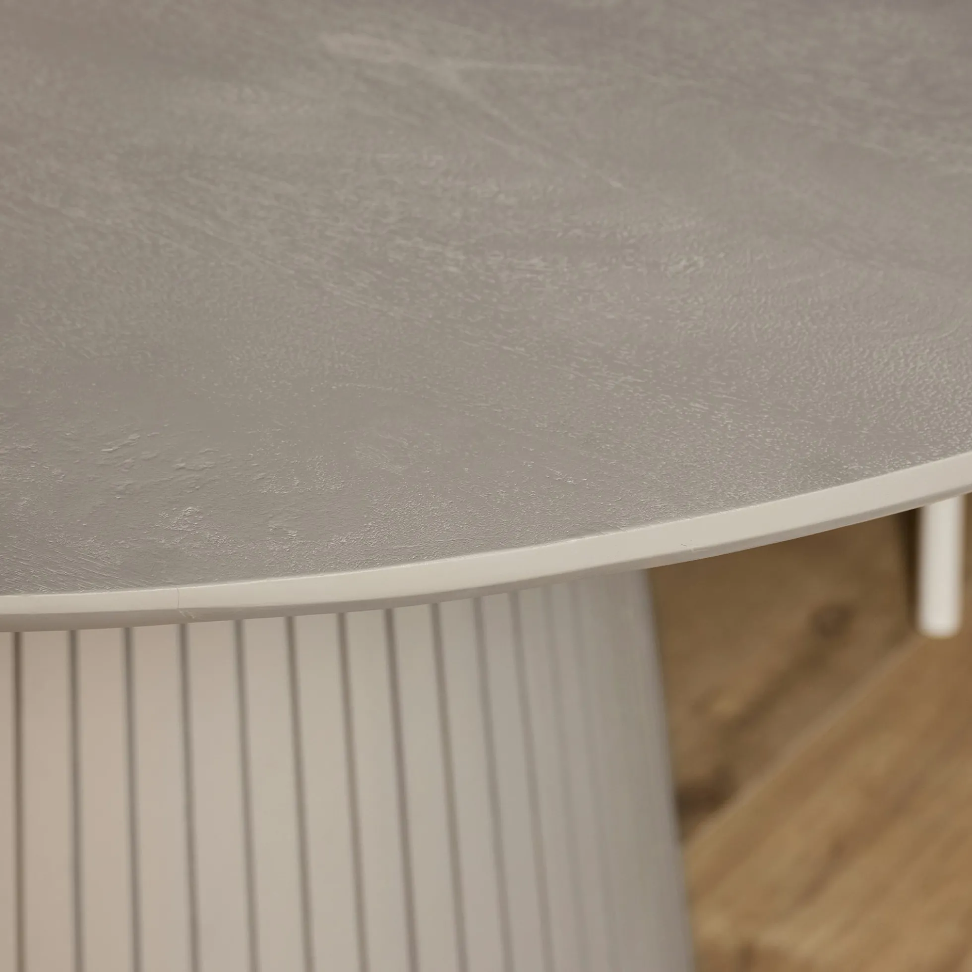 Table ronde bois gris à pied rainuré Ø130 cm CALERO