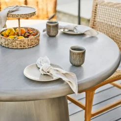 Table ronde en oxyde de magnésium ø120cm, intérieur/extérieur NERINGA