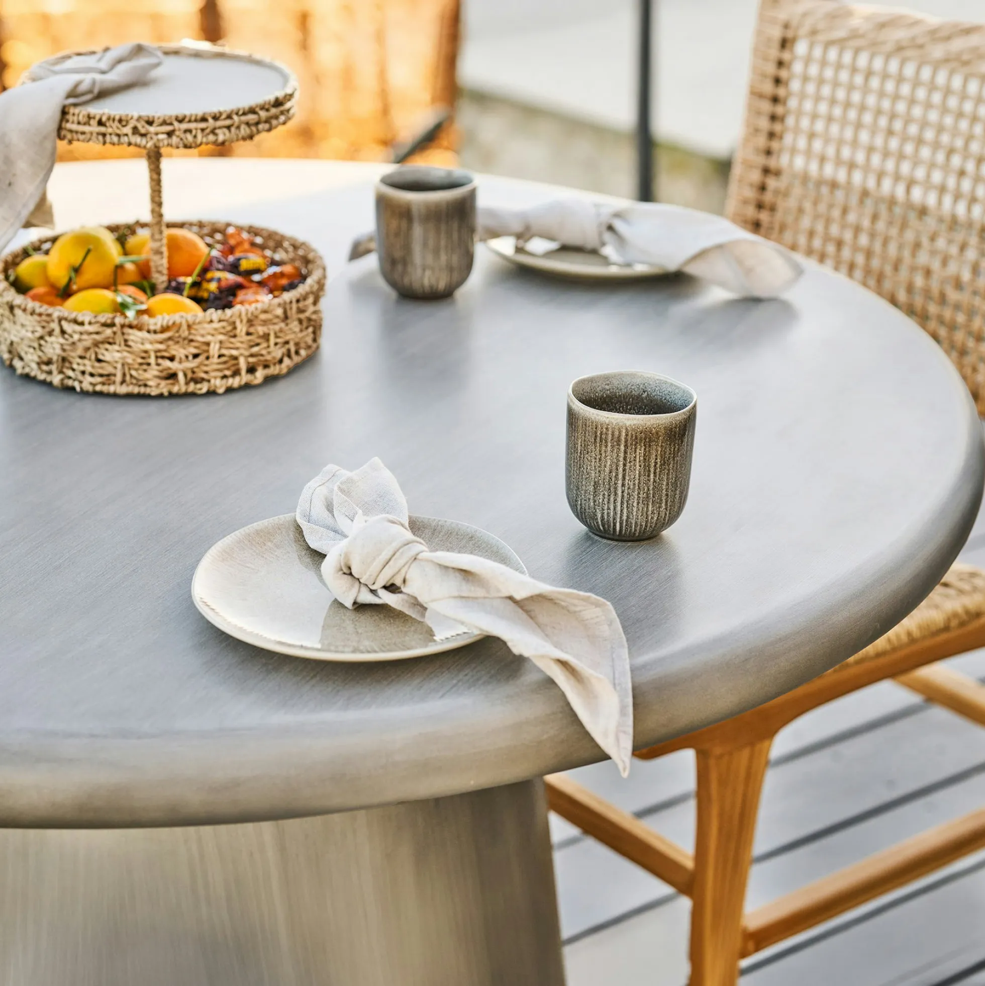 Table ronde en oxyde de magnésium ø120cm, intérieur/extérieur NERINGA